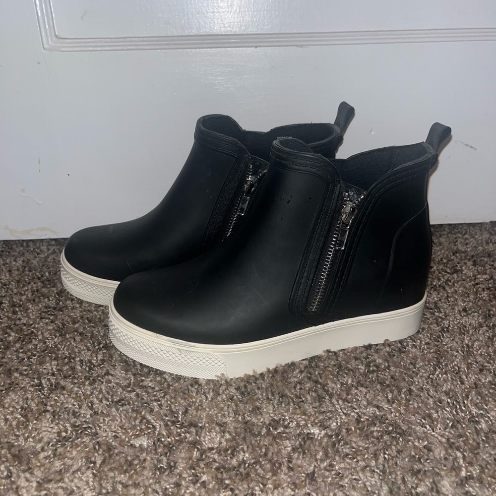 Steve Madden cute black rubber boots